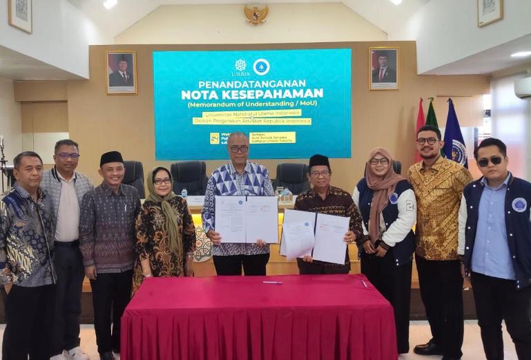 Ketua Umum DePA-RI (lima, kiri) dan Rektor UNUSIA (empat, kanan) menunjukkan MOU yang sudah ditandatangani (Foto: Humas DPP DePA-RI)